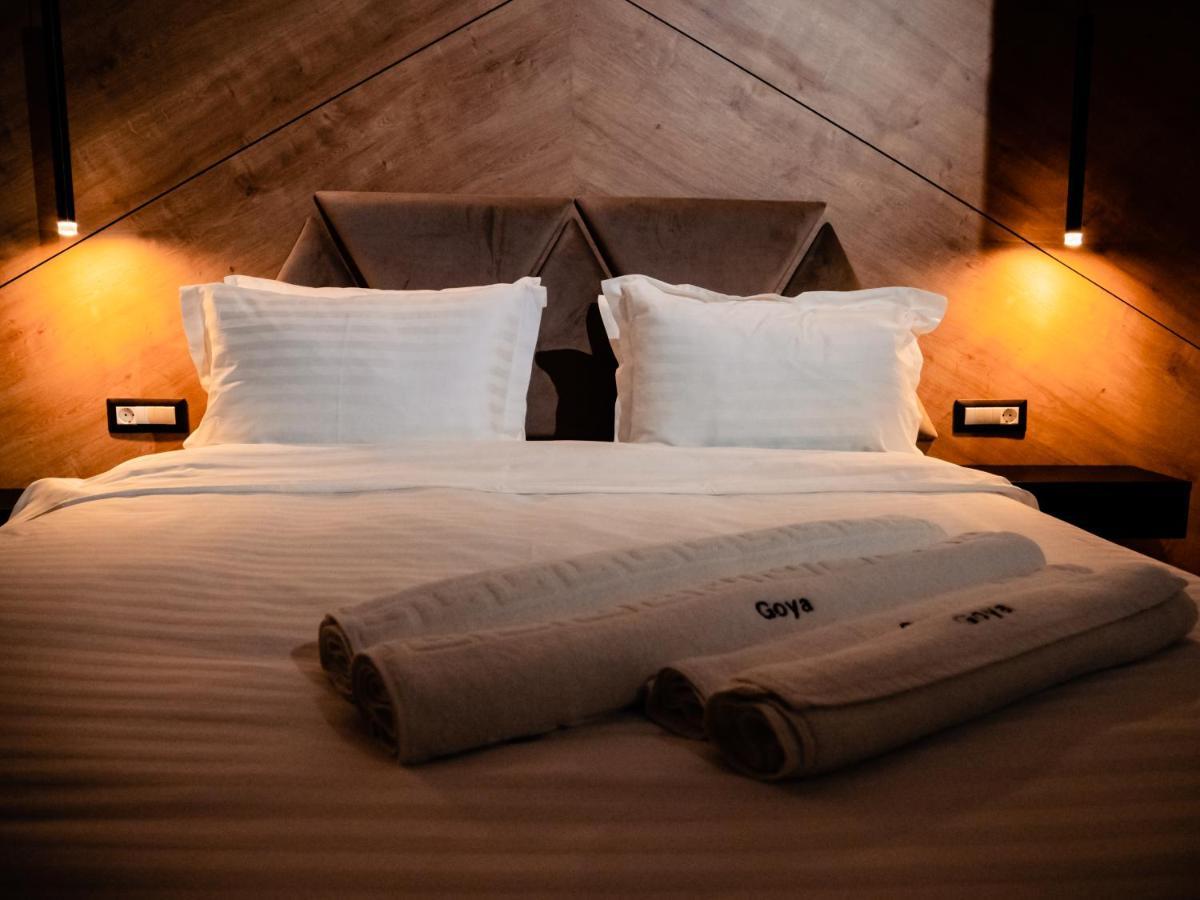 Hotel Goya Boutique Târgu Jiu Exteriör bild