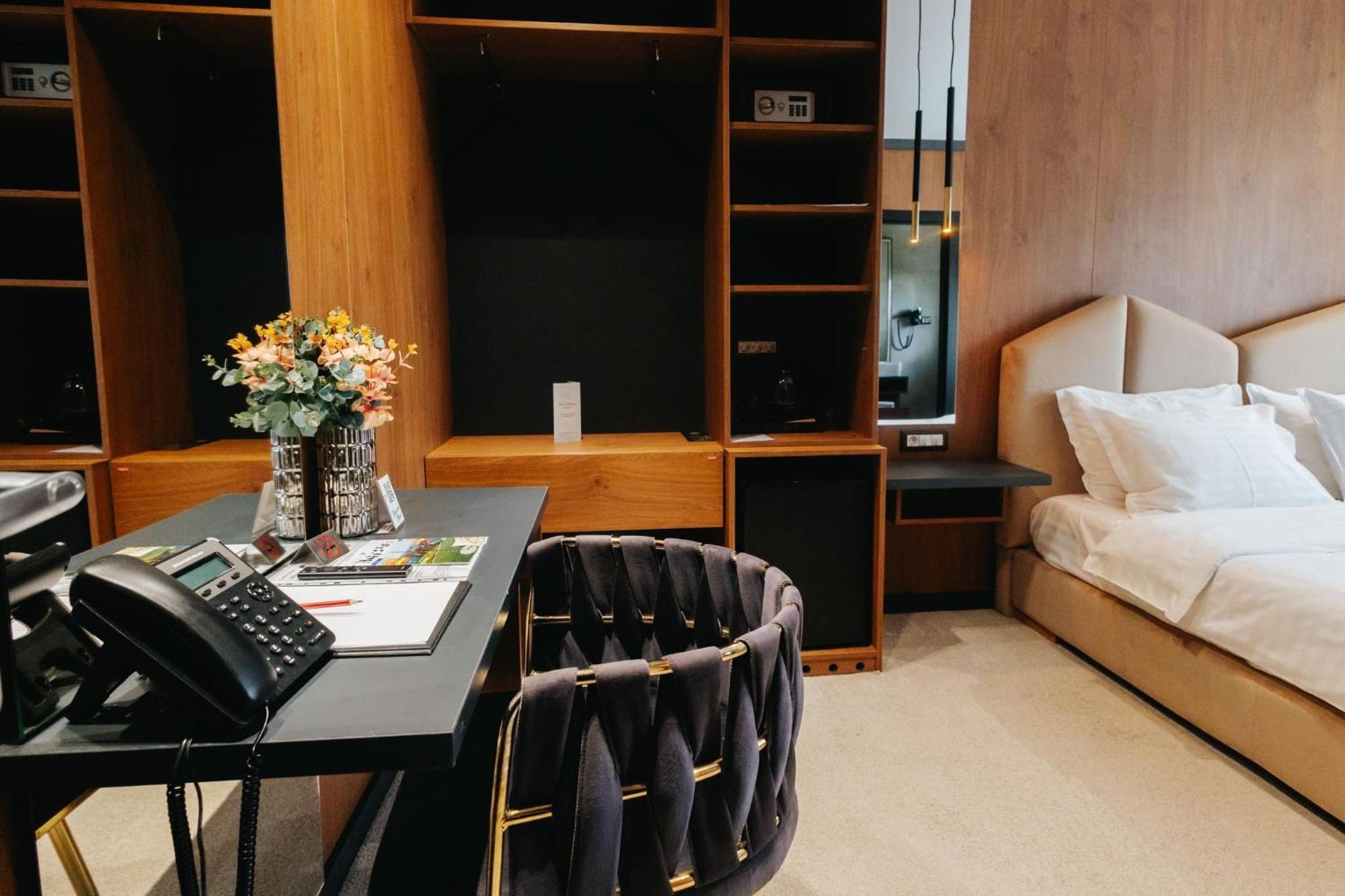 Hotel Goya Boutique Târgu Jiu Exteriör bild