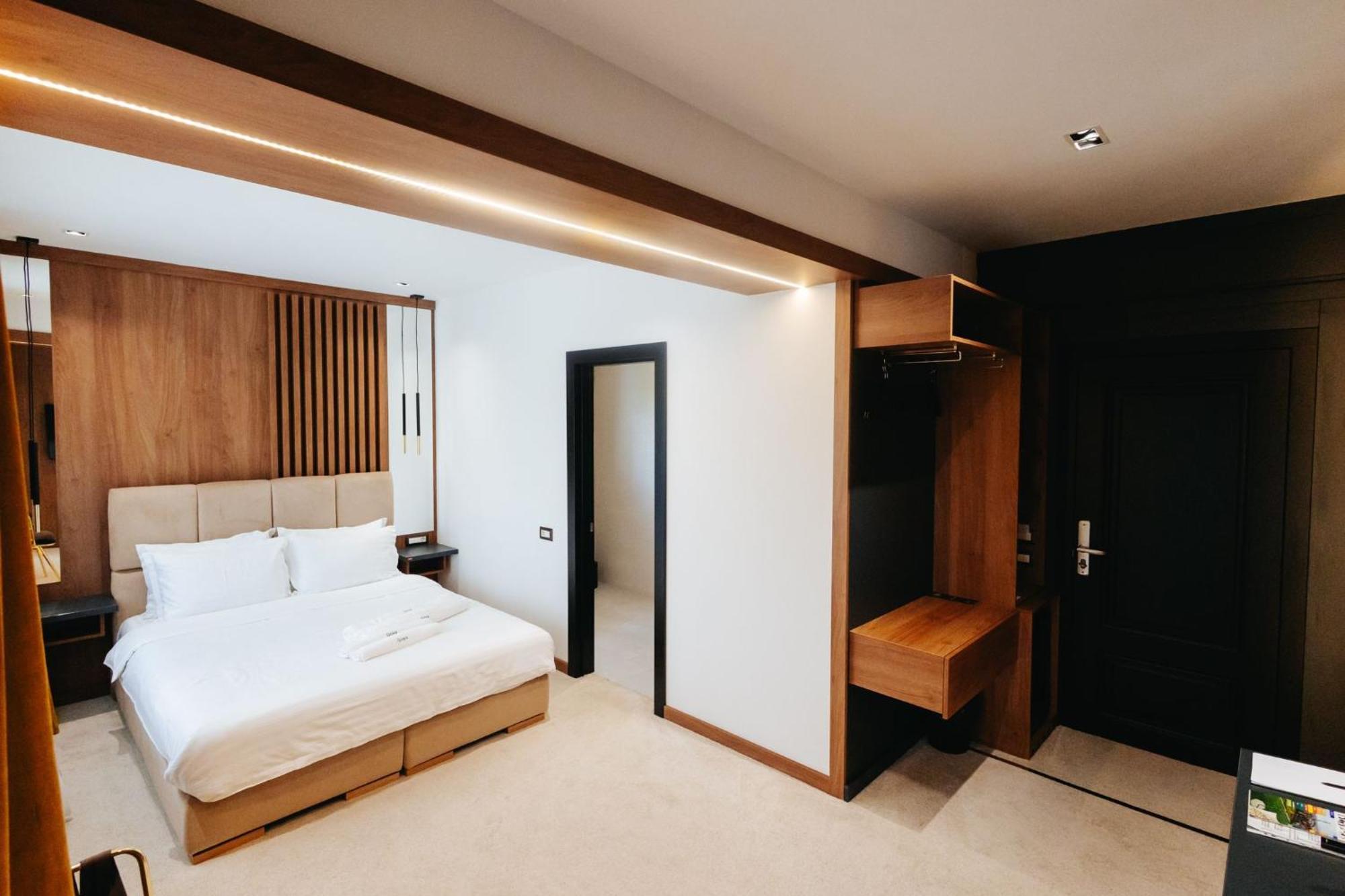 Hotel Goya Boutique Târgu Jiu Exteriör bild