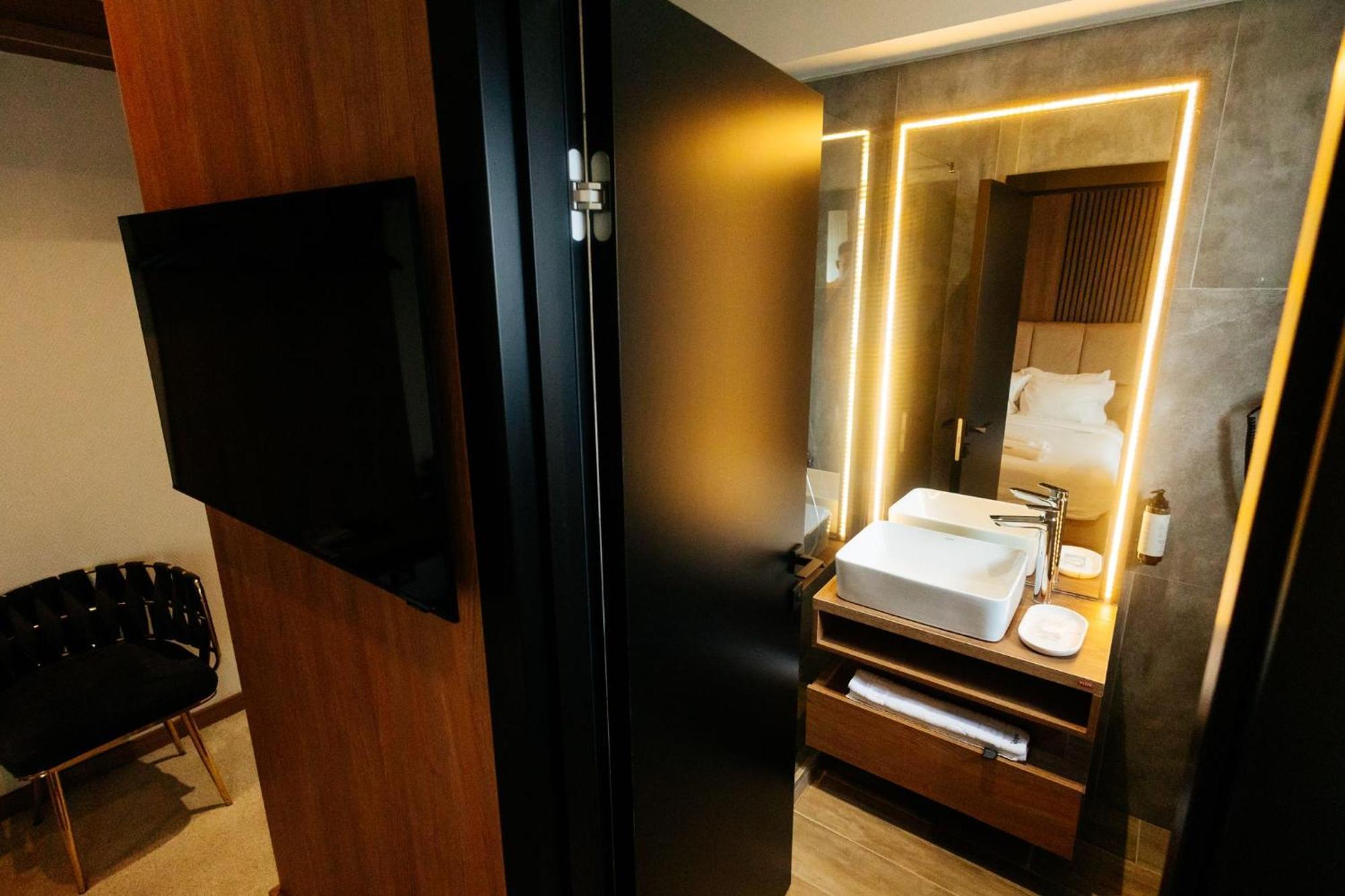 Hotel Goya Boutique Târgu Jiu Exteriör bild