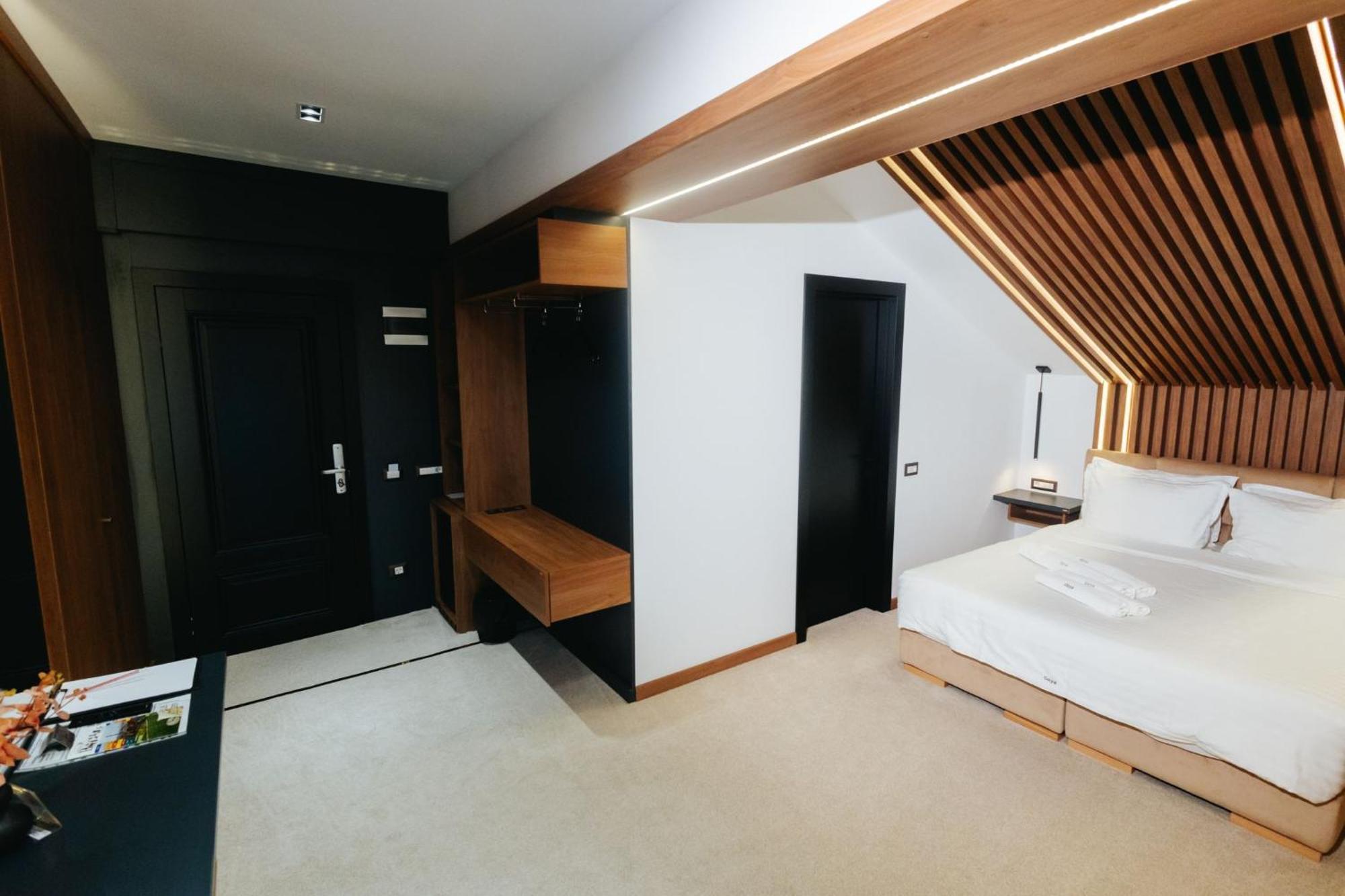 Hotel Goya Boutique Târgu Jiu Exteriör bild