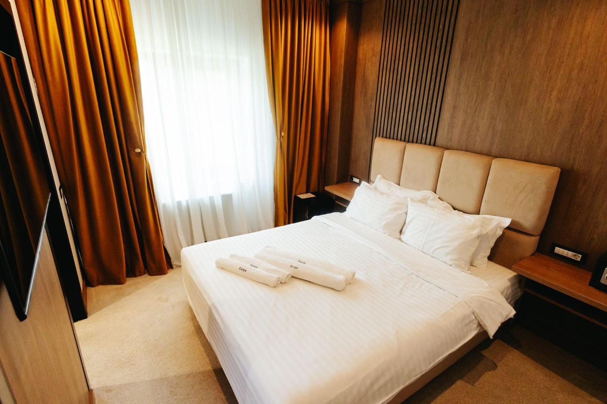 Hotel Goya Boutique Târgu Jiu Exteriör bild
