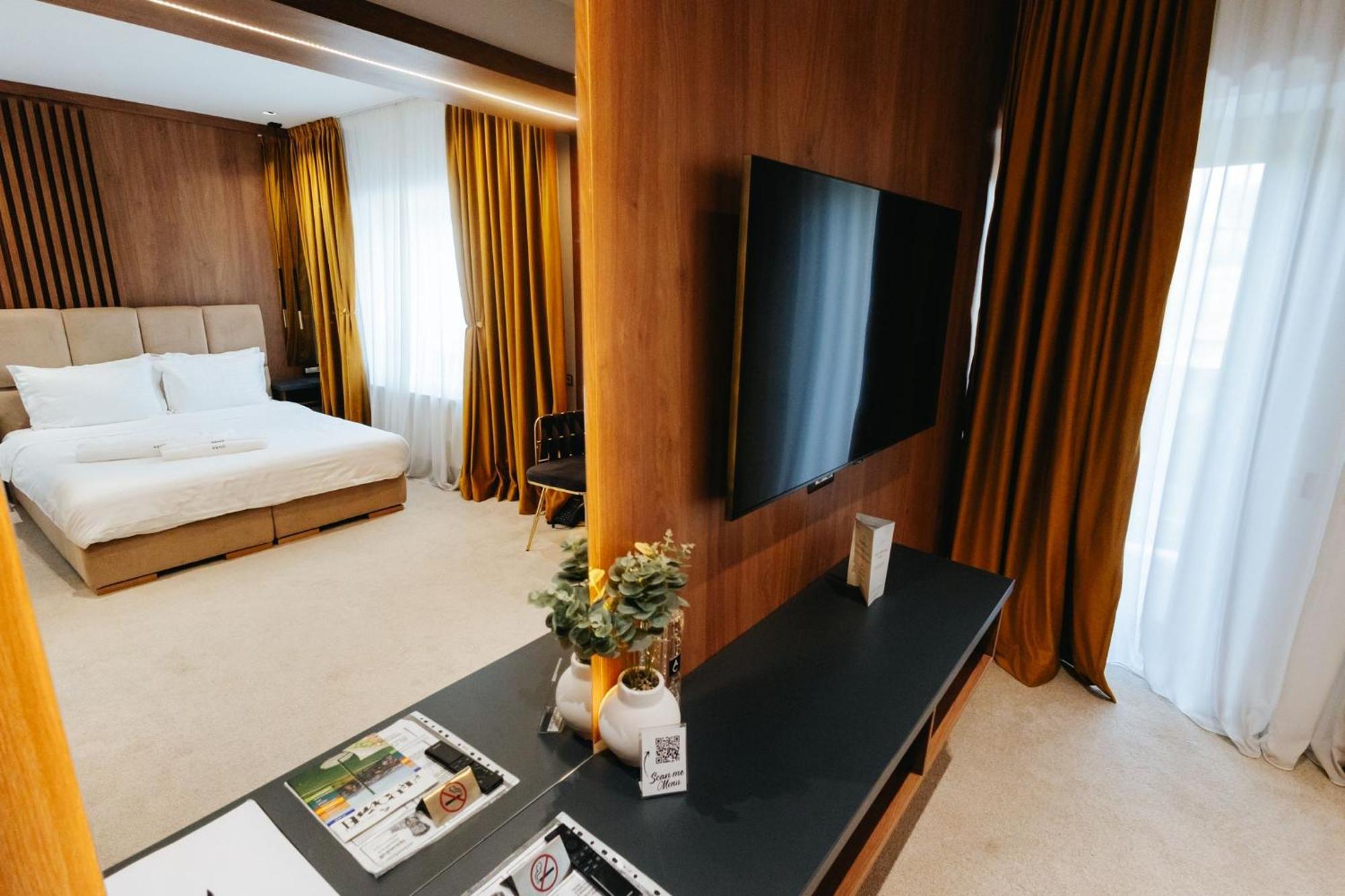 Hotel Goya Boutique Târgu Jiu Exteriör bild