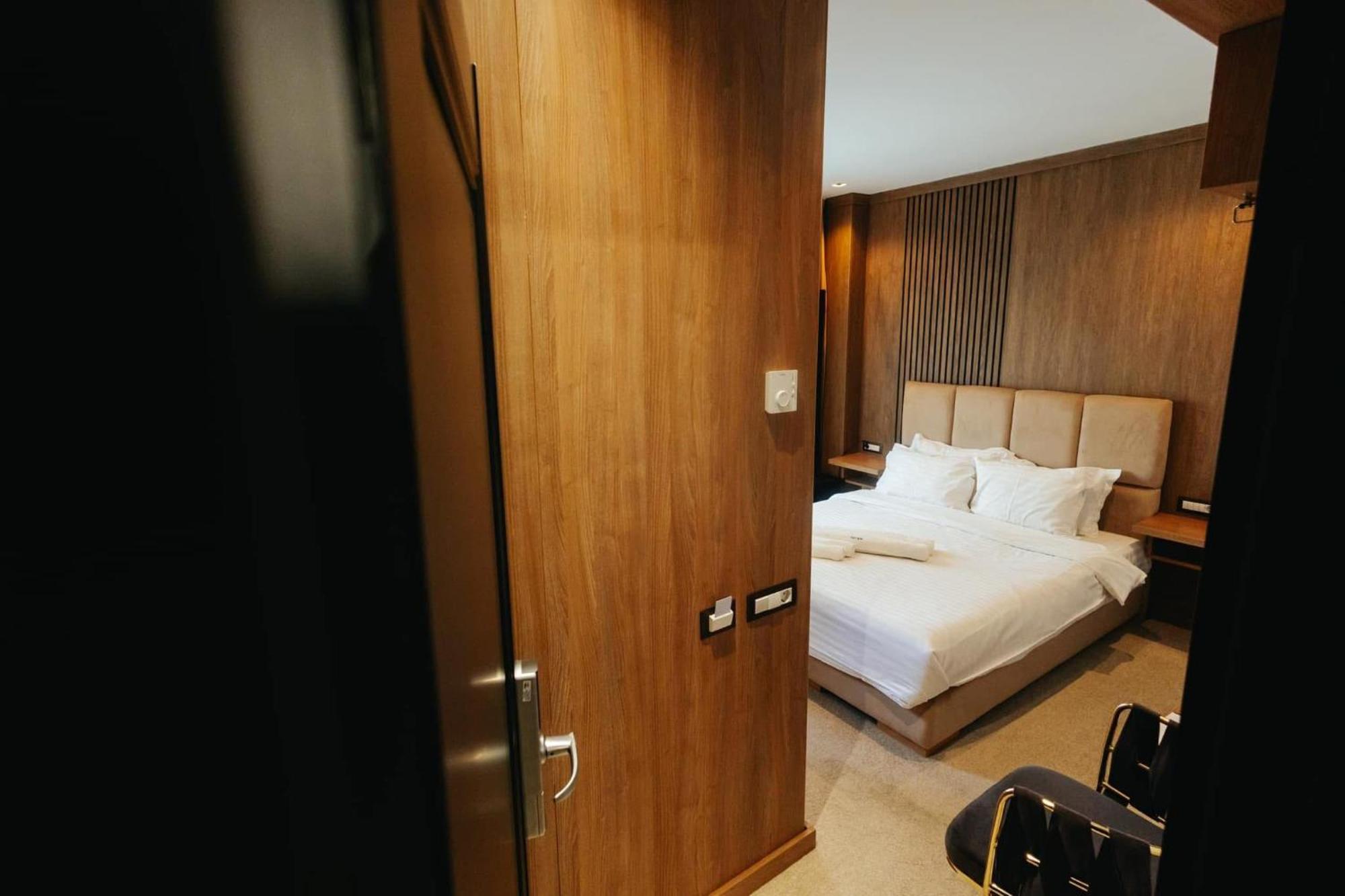 Hotel Goya Boutique Târgu Jiu Exteriör bild