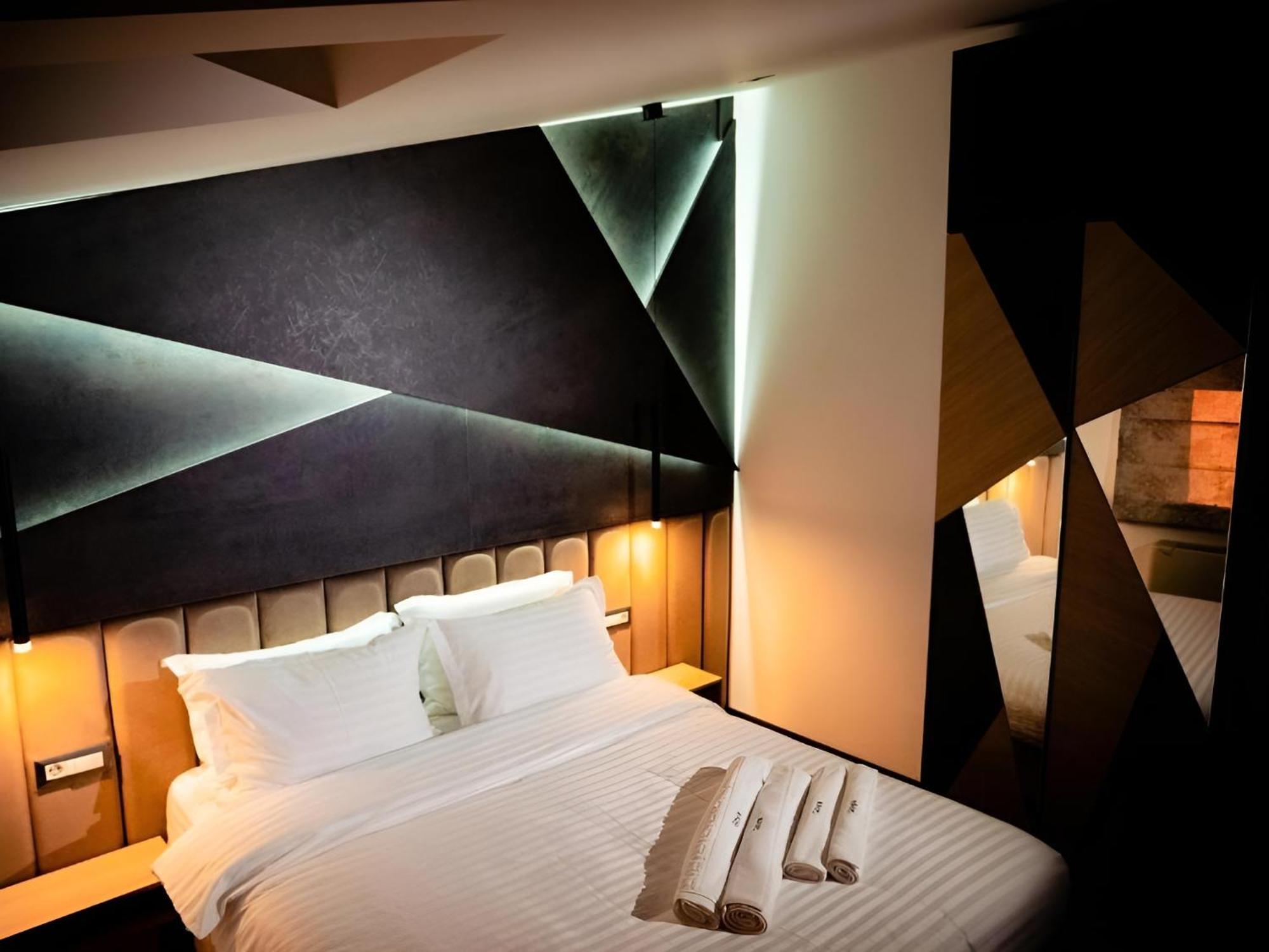 Hotel Goya Boutique Târgu Jiu Exteriör bild