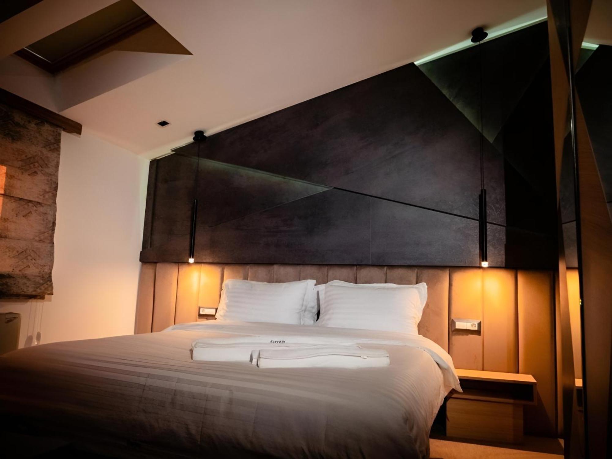 Hotel Goya Boutique Târgu Jiu Exteriör bild